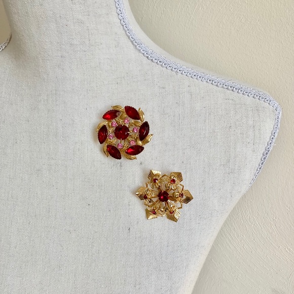 Vintage Set of 2 Red Floral Designed Brooches - Picture 2 of 5